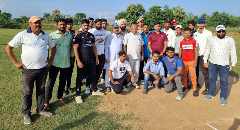 DDC Chairman Jammu Bharat Bhushan, players and others posing for group photograph. DDC Chairman Jammu Bharat Bhushan, players and others posing for group photograph.