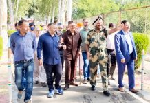 Former MP Dr Karan Singh being briefed by DIG BSF Surjeet Singh at Suchetgarh border in Jammu.