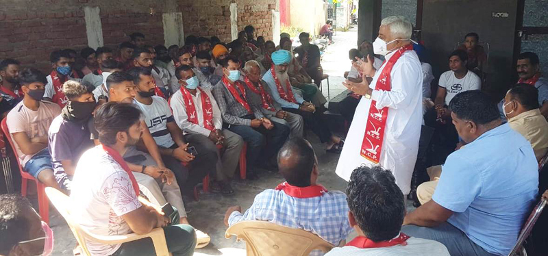 Senior National Conference leader, Ajay Sadhotra addressing Youth NC workers in Marh on Sunday. Senior National Conference leader, Ajay Sadhotra addressing Youth NC workers in Marh on Sunday.