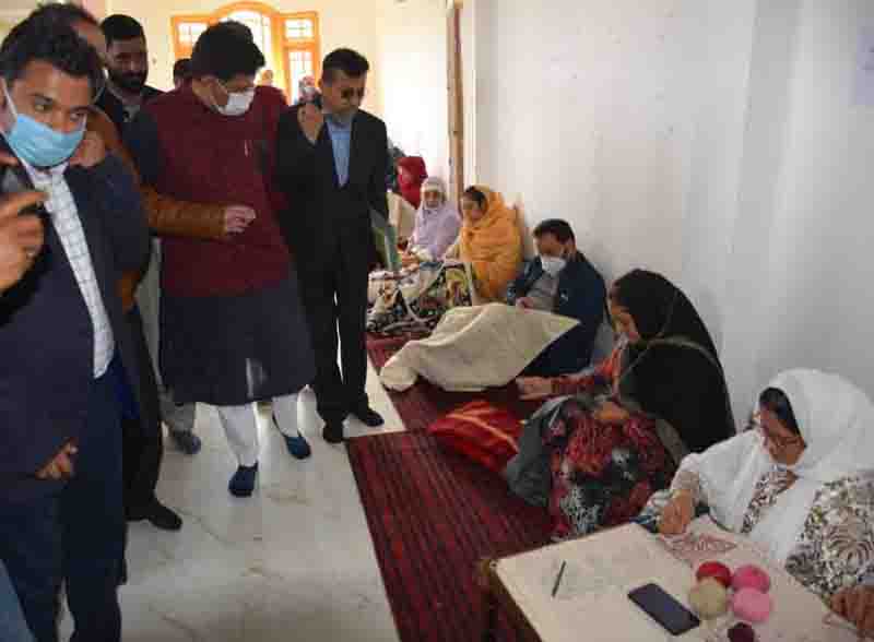 Union MoS of CA&FPD Piyush Goyal during visit to Anantnag. Union MoS of CA&FPD Piyush Goyal during visit to Anantnag.