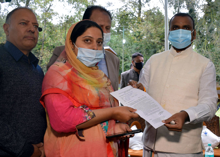Union Minister handing over allotment letter to a beneficiary. Union Minister handing over allotment letter to a beneficiary.