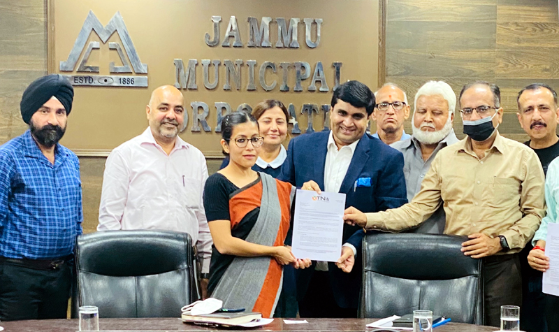 TNA chairman Rahul Sahai presenting a memorandum to JMC Commissioner Avny Lavasa. TNA chairman Rahul Sahai presenting a memorandum to JMC Commissioner Avny Lavasa.