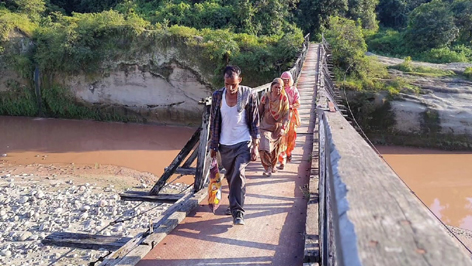 A pedestrian walking over a broken foot bridge in Karad Panchayat of Samba district. — Excelsior/Nischant A pedestrian walking over a broken foot bridge in Karad Panchayat of Samba district. — Excelsior/Nischant