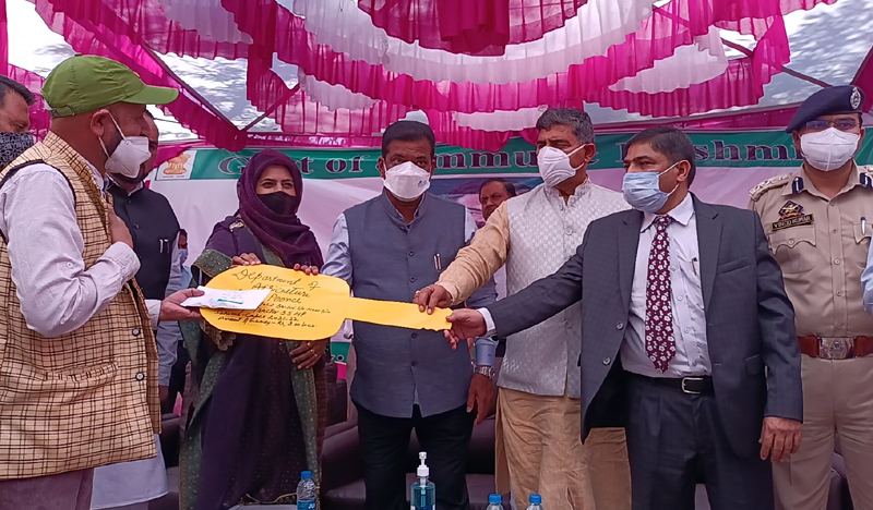 Union Minister of State for Panchayati Raj, Kapil Moheshwar Patil handing over keys to a beneficiary at Poonch. Union Minister of State for Panchayati Raj, Kapil Moheshwar Patil handing over keys to a beneficiary at Poonch.