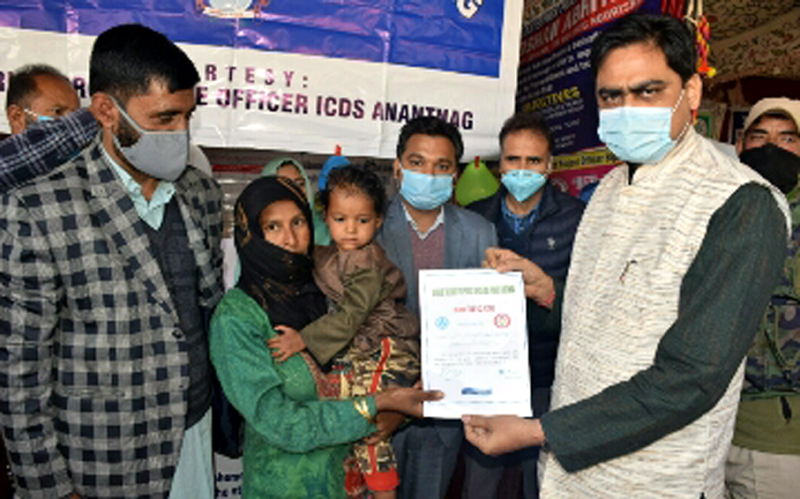 Union MoS for Shipping, Ports & Waterways Shantanu Thakur presenting Gold Card to a beneficiary in Anantnag on Wednesday. Union MoS for Shipping, Ports & Waterways Shantanu Thakur presenting Gold Card to a beneficiary in Anantnag on Wednesday.