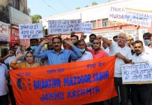 BMS activists protesting at Jammu on Tuesday. -Excelsior /Rakesh