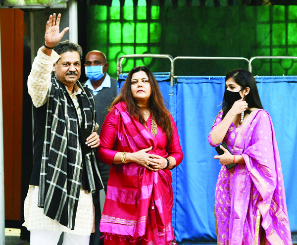 Former Congress leader Kirti Azad with Wife Poonam Azad on way to meet West Bengal chief minister Mamata Banerjee at South Avenue in New Delhi on Tuesday. (UNI) Former Congress leader Kirti Azad with Wife Poonam Azad on way to meet West Bengal chief minister Mamata Banerjee at South Avenue in New Delhi on Tuesday. (UNI)