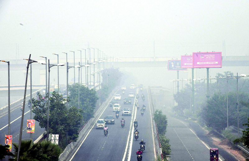 Vehicles plying on a road covered in the thick blanket of smog in the morning after Deepawali night, in New Delhi on Friday (UNI) Vehicles plying on a road covered in the thick blanket of smog in the morning after Deepawali night, in New Delhi on Friday (UNI)