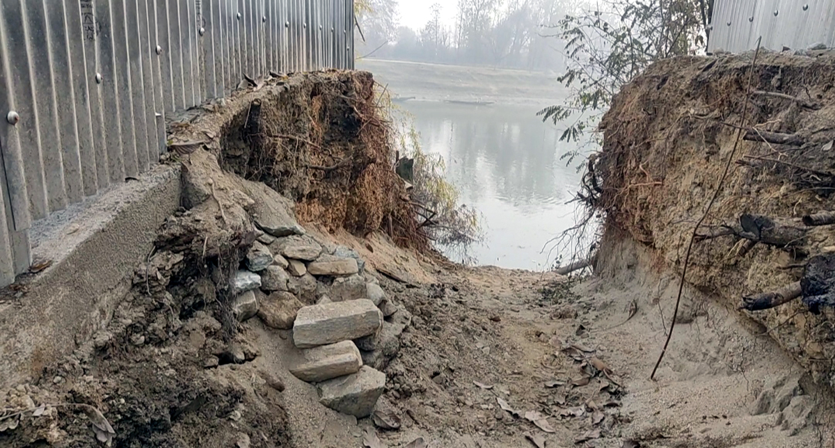 View of damaged Jhelum embankment due to illegal sand mining at Vijibal Dobgaw area of North Kashmir’s Sopore. —Excelsior/Aabid Nabi