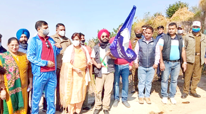 DC Samba Anuradha Gupta alongwith CEO, Surinsar-Mansar Development Authority receiving a group of trekkers at Mahoregarh Samba. DC Samba Anuradha Gupta alongwith CEO, Surinsar-Mansar Development Authority receiving a group of trekkers at Mahoregarh Samba.