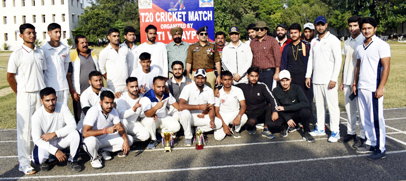 Winning team posing for a group photograph with Police officials and others at Vijaypur. Winning team posing for a group photograph with Police officials and others at Vijaypur.