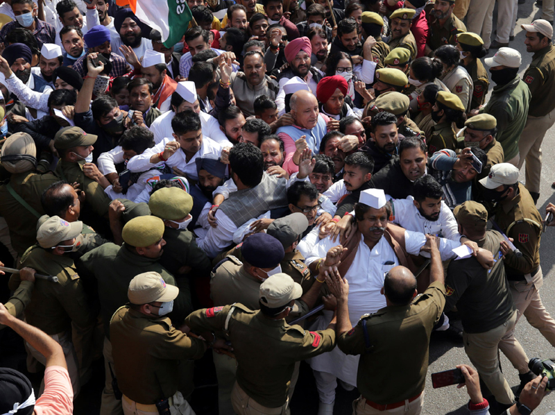 Cong activists’ protest rally being foiled by police in Jammu on Sunday. -Excelsior/Rakesh Cong activists’ protest rally being foiled by police in Jammu on Sunday. -Excelsior/Rakesh