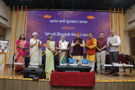 Indresh Kumar and others with Pankaja Didi who was confereed upon Baya Karve Award. Indresh Kumar and others with Pankaja Didi who was confereed upon Baya Karve Award.