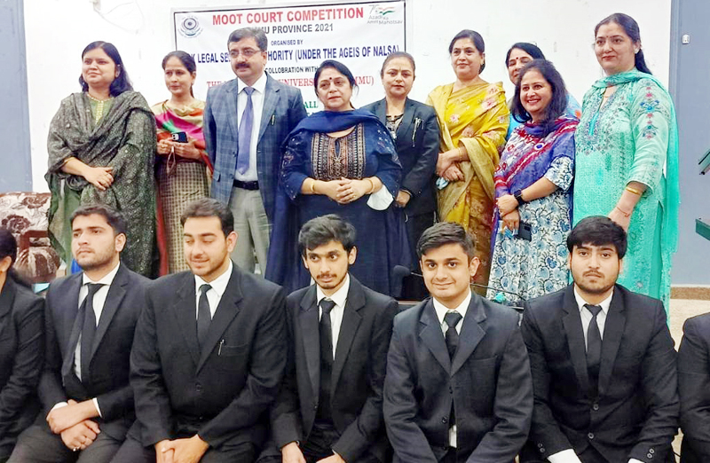 Dignitaries and participants during moot court competition. Dignitaries and participants during moot court competition.