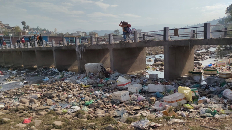 River at Mendhar turned into garbage dump by RDD authorities and locals. —Excelsior/Rahi Kapoor River at Mendhar turned into garbage dump by RDD authorities and locals. —Excelsior/Rahi Kapoor