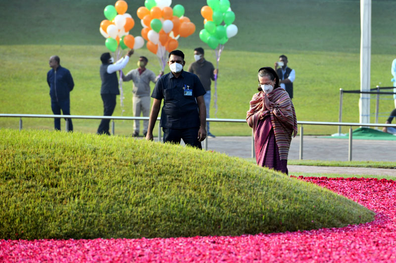 Congress President Sonia Gandhi pays tribute to Indias first prime minister Pt Jawaharlal Nehru on his birth anniversary, at Shanti Van in New Delhi on Sunday. (UNI) Congress President Sonia Gandhi pays tribute to Indias first prime minister Pt Jawaharlal Nehru on his birth anniversary, at Shanti Van in New Delhi on Sunday. (UNI)