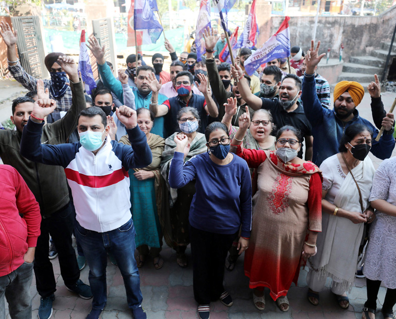 Apni Party activists staging protest outside PHE office in Jammu on Saturday. -Excelsior / Rakesh Apni Party activists staging protest outside PHE office in Jammu on Saturday. -Excelsior / Rakesh