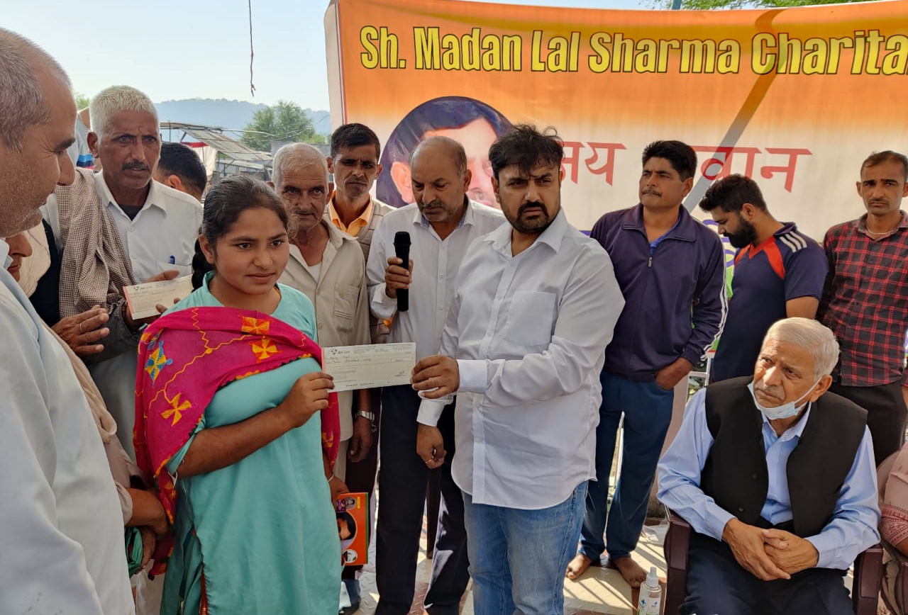 Chairperson, Satish Sharma of Shri Madan Lal Sharma Charitable Trust giving financial assistance to needy woman. Chairperson, Satish Sharma of Shri Madan Lal Sharma Charitable Trust giving financial assistance to needy woman.