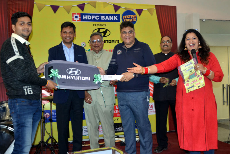 The organizers of Mirchi Shopping Carnival presenting keys of Santro to Kunal during the concluding function on Wednesday. The organizers of Mirchi Shopping Carnival presenting keys of Santro to Kunal during the concluding function on Wednesday.