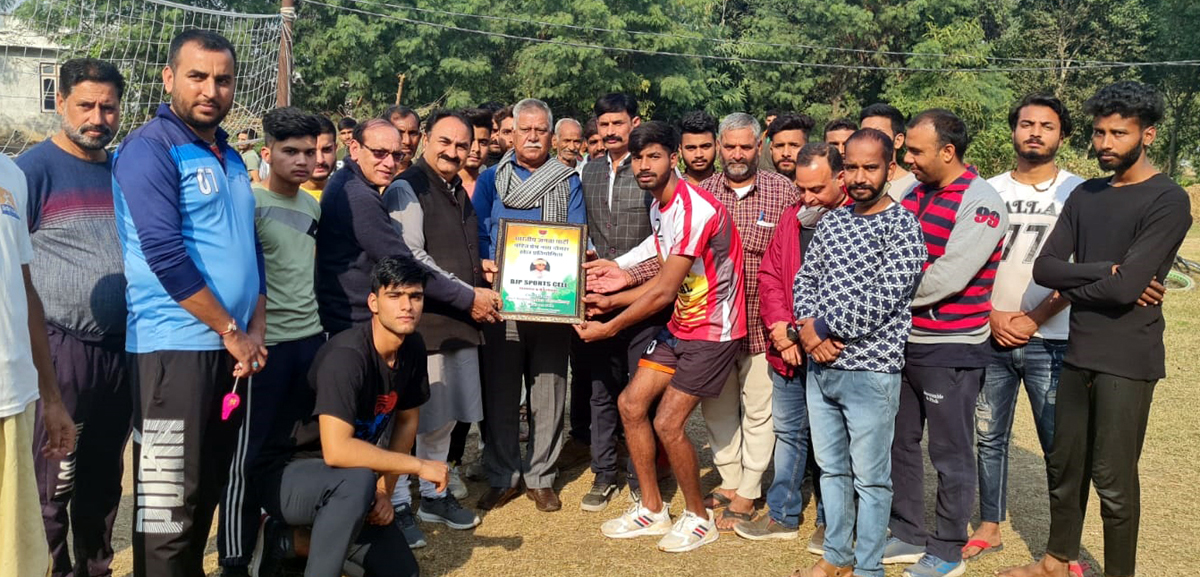 Former Minister Ch Sukhnandan Kumar felicitating the winning team at Jammu on Sunday. Former Minister Ch Sukhnandan Kumar felicitating the winning team at Jammu on Sunday.