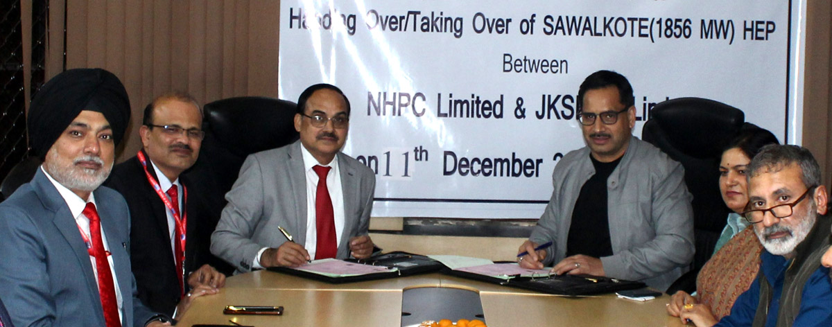 Officers of NHPC Limited and JKSPDC Limited during signing of agreement.