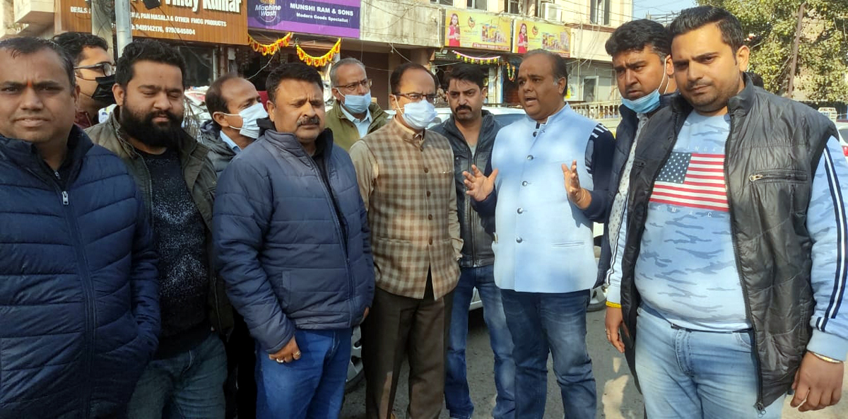VC JDA Pankaj Magotra listening to the issues of traders of Ware House Nehru Market in Jammu.