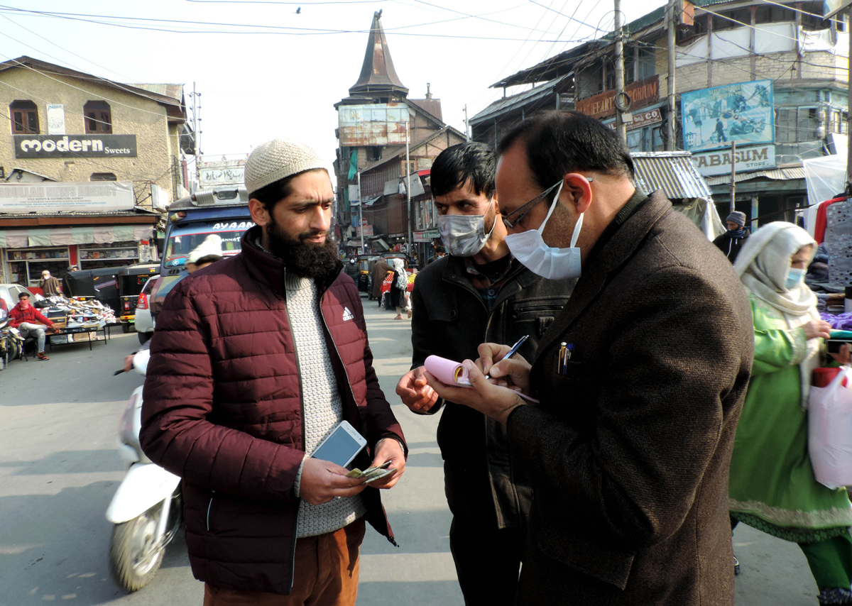 People being fined for not wearing face masks in Srinagar on Saturday.(UNI) People being fined for not wearing face masks in Srinagar on Saturday.(UNI)