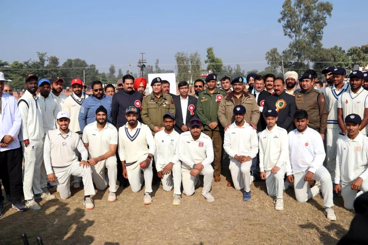 DGP Dilbag Singh posing for a group photograph with team players and other dignitaries at Kathua. DGP Dilbag Singh posing for a group photograph with team players and other dignitaries at Kathua.