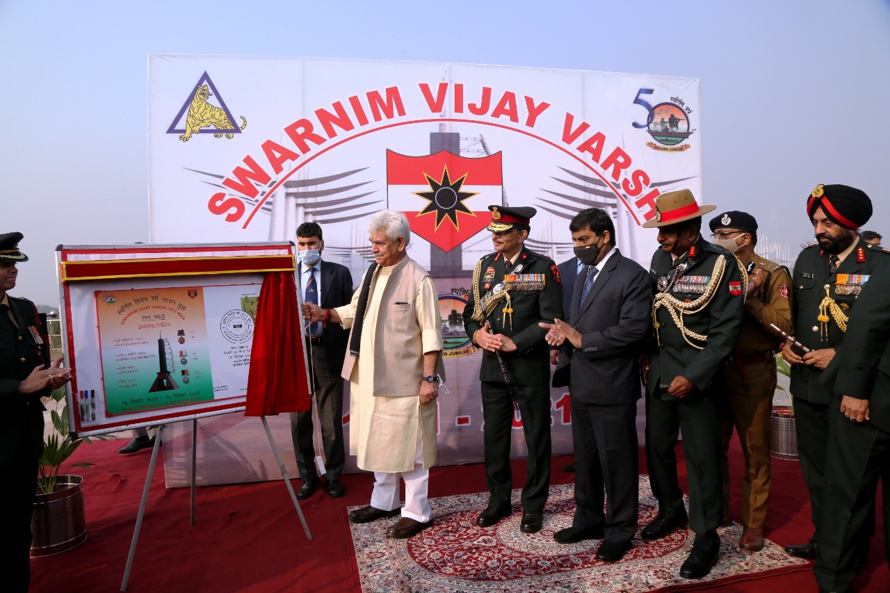 SWARNIM VIJAY VARSH - LG & OTHER OFFICIALS PAY HOMAGE & FELICITATE VEER NARIS & WAR HEROES AT BALIDAN STAMBH, JAMMU (4)