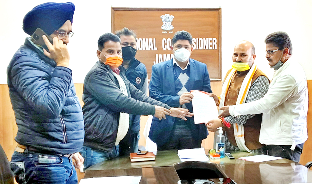 A delegation submitting memorandum to Div Com. A delegation submitting memorandum to Div Com.