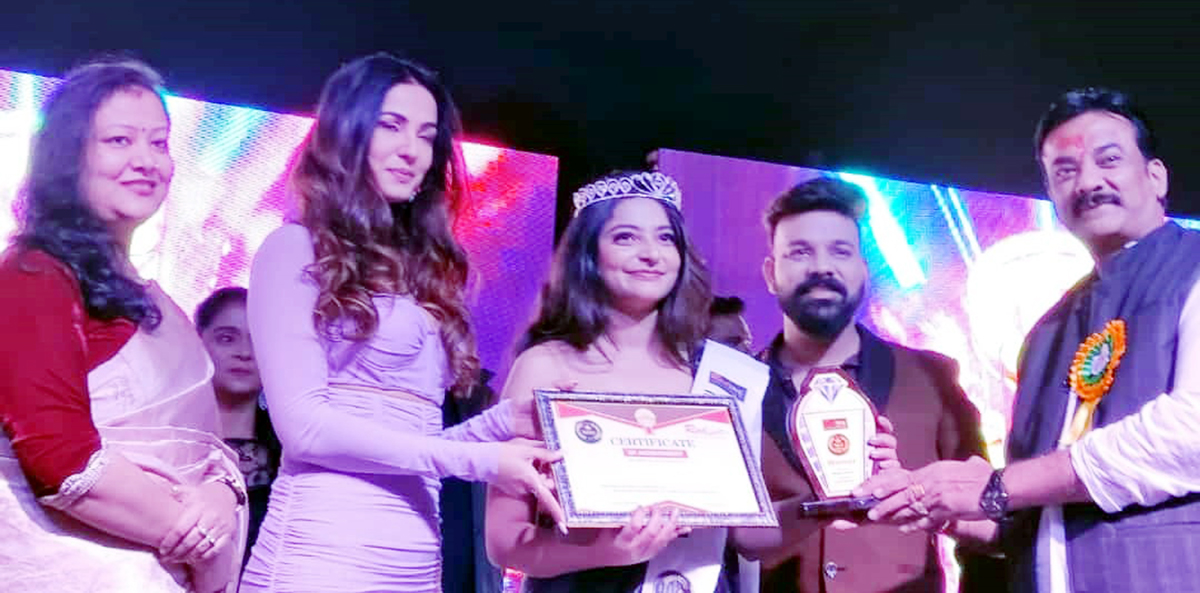 Actress Sonal Chauhan presenting trophy to Renuka Sharma at Jansi, Uttar Pradesh. Actress Sonal Chauhan presenting trophy to Renuka Sharma at Jansi, Uttar Pradesh.