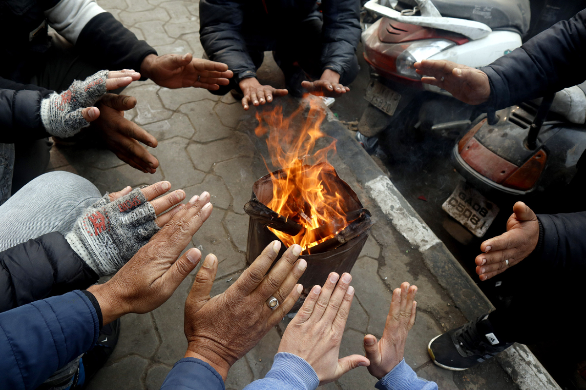 People warming themselves on roadside as mercury plummets across Kashmir. — Excelsior/Shakeel People warming themselves on roadside as mercury plummets across Kashmir. — Excelsior/Shakeel