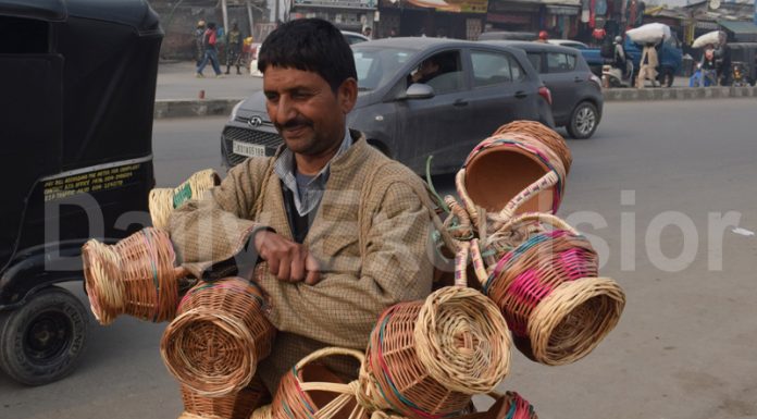 A vendor selling ‘Kangris’ during a cold day in Srinagar. — Excelsior/Shakeel