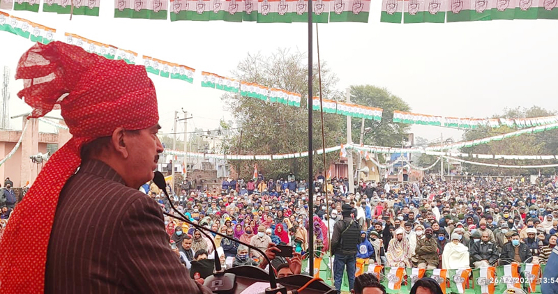 Former J&K Chief Minister Ghulam Nabi Azad addressing a large public rally at Khour on Sunday. Former J&K Chief Minister Ghulam Nabi Azad addressing a large public rally at Khour on Sunday.