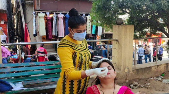JAMMU, DEC 3 (UNI)- A healthcare worker collecting swab samples for COVID-19 testing, at a market in Jammu on Friday. UNI PHOTO-8U