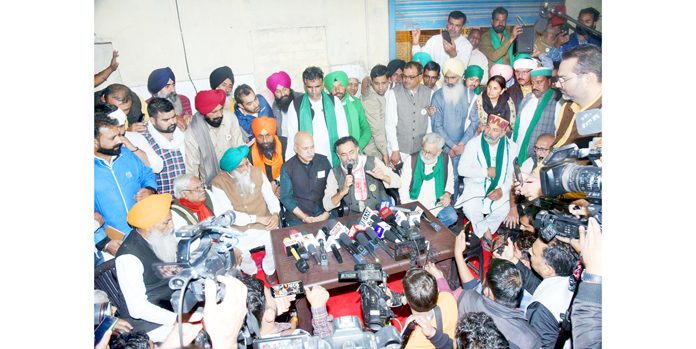 Farmer leaders of Samyukt Kisan Morcha addressing a press conference after calling off their protest against three farm laws, at Singhu Border in New Delhi on Thursday. (UNI)
