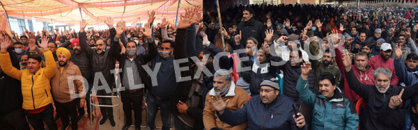 Power employees protesting in Jammu (left) and Srinagar (right) on Monday. —Excelsior pics by Rakesh & Shakeel