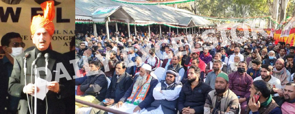 AICC leader Ghulam Nabi Azad addressing large public rally at Ramban on Saturday. —Excelsior/Parvaiz Mir