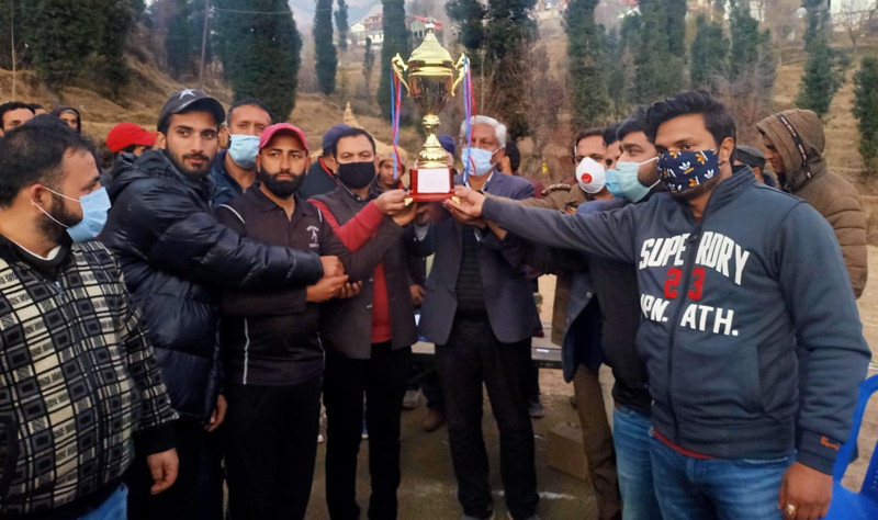 Winners being awarded with a trophy by the dignitaries at Latti in Udhampur.