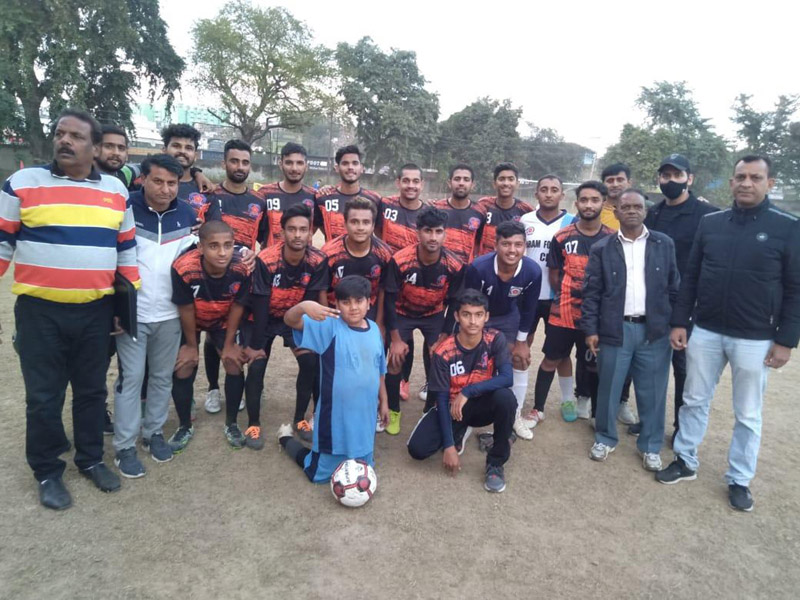 Winning team posing for a group photograph along with dignitaries at Jammu. - Excelsior/Rakesh Winning team posing for a group photograph along with dignitaries at Jammu. - Excelsior/Rakesh