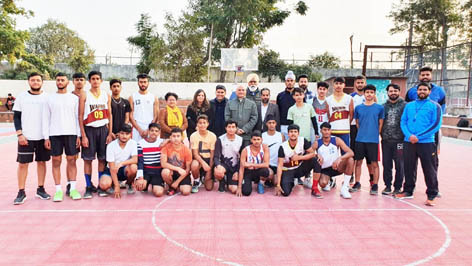 Dignitaries and players posing for group photograph. Dignitaries and players posing for group photograph.