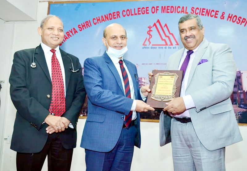 Dr Ashutosh Gupta felicitating a speaker during the lecture on Errors of Medication at ASCOMS Jammu on Wednesday. Dr Ashutosh Gupta felicitating a speaker during the lecture on Errors of Medication at ASCOMS Jammu on Wednesday.