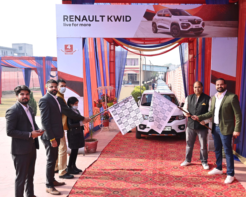 Dignitaries flagging off ‘Renault Kwid Mileage Rally’ at Jammu. Dignitaries flagging off ‘Renault Kwid Mileage Rally’ at Jammu.