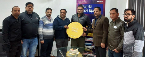 Dignitaries handing over gift to winner Varun Kumar of Janipur.