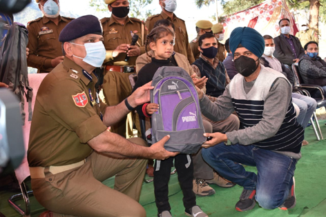 SSP Reasi Shailender Singh distributing bags among girls. SSP Reasi Shailender Singh distributing bags among girls.