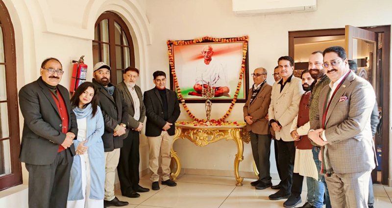 Des membres du GGF et d'autres dignitaires après avoir dévoilé le portrait du Mahatama Gandhi au Amar Singh Club, Jammu.