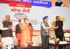 Minister for Housing and Urban Development Hardev Singh Puri being falicitated in the Mayors’ conference. CM Yogi Adityanath and the Minister Ashutosh Tandon are sharing the platform.