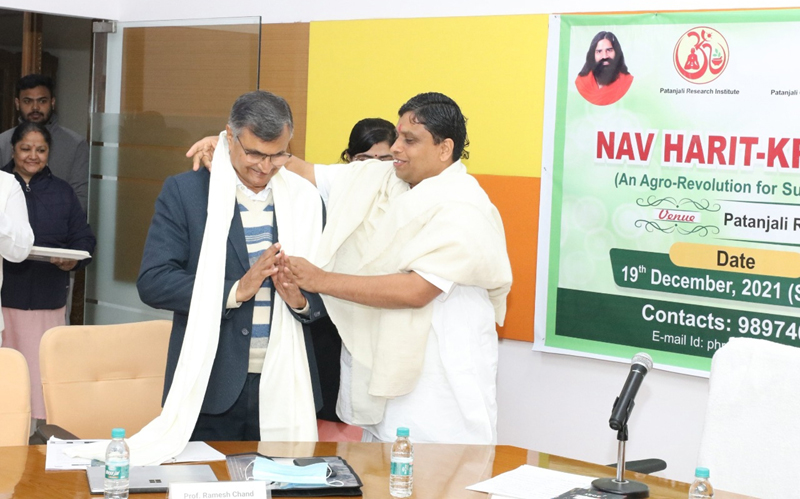 Acharya Balkrishna Ji Maharaj presenting shawl to a dignitary during round table discussion. Acharya Balkrishna Ji Maharaj presenting shawl to a dignitary during round table discussion.