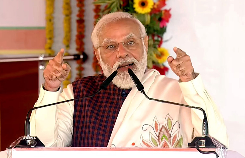 page7-3 Prime Minister Narendra Modi addressing during foundation stone laying of Ganga Expressway in Shahjahanpur on Saturday. (UNI)