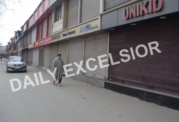 A view of COVID lockdown in Srinagar on Friday. —Excelsior/Shakeel